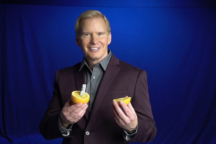 tim-hall-corporate-magician-mind-reader-mentalist-holding-lemon-in-hand