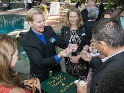 tim-hall-corporate-magician-performs-magic-with-dental-floss-poolside